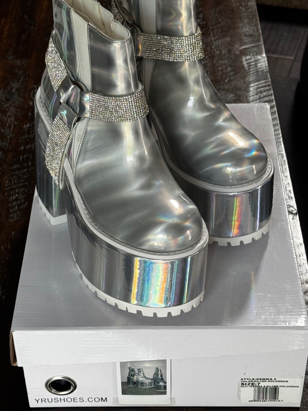 NIB Gemma 2 Silver Hologram YRU Platforms Size 7